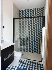 a bathroom with a toilet and a glass shower at Casa Albertina in Mogofores