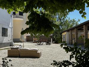 a couch sitting in the middle of a courtyard at La Torre Granaia in Serravalle Scrivia