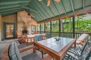 a screened porch with a table and chairs at The Wander Inn in Black Mountain