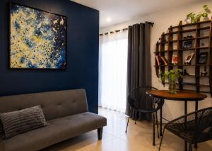 a living room with a couch and a table at Suite en el corazón de Arandas in Arandas