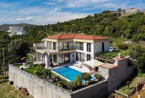 an aerial view of a house with a swimming pool at Vila sa bazenom Emar, Budva in Krimovice