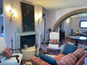 a living room with a couch and a fireplace at Casina di Leonardo Arezzo in Arezzo