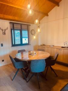 a dining room with a wooden table and chairs at Natuur, Rust & Ontspanning in de Ardennen in Rendeux