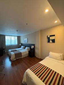 a hotel room with two beds in a room at Amérian Rosario in Rosario