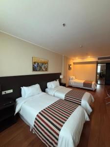 a hotel room with two beds in a room at Amérian Rosario in Rosario +27 photos