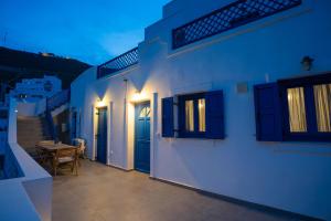 a house with blue lights on the side of it at Blue Veranda Apartment in Pera Gyalos