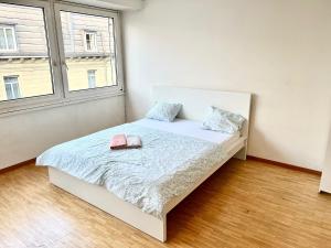 a bed in a room with a large window at Downtown Flats - Lake Lucerne in Lucerne