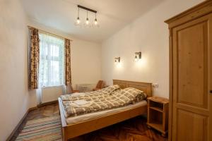 a bedroom with a bed and a window at Gloria Apartments in Sighişoara