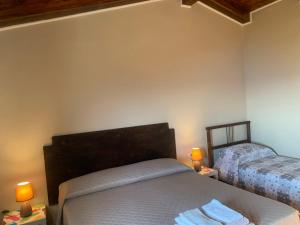 ein Schlafzimmer mit zwei Betten und zwei Lampen auf Tischen in der Unterkunft Il Muraglio in Belmonte Calabro