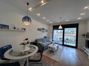 un soggiorno con un divano e un tavolo di Apartman Mango & Mia a Trebinje