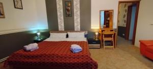 a bedroom with a bed with two pillows on it at Große Wohnung in dritter Etage mit Terrasse im Altstadtzentrum - Ferienwohnung Chiplakoff in Blankenburg