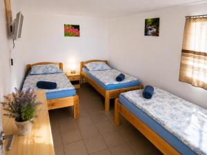 a room with three beds and a table at 100 éves Présház in Badacsonyörs