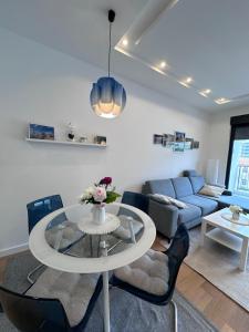 un soggiorno con un tavolo e un divano di Apartman Mango & Mia a Trebinje
