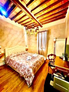 a bedroom with a bed and a desk and a table at Boutique Hotel L'Imperatrice -Vicinissimi a Valdichiana Designer Village- in Foiano della Chiana