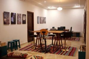 a room with a table and some chairs in it at Atelier Meso in Le Kram