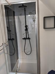 a shower with four hoses in a bathroom at Cambuse Appartement à Sangatte au premier étage à 50 metres de la plage in Sangatte +58 photos