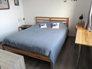 a bedroom with a bed with two pillows on it at Mousse appart 3 pers à Sangatte au 1e étage à 50 metres de la plage in Sangatte