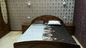 Llit o llits en una habitació de Apartments on Krasnoarmeyskaya 6