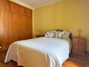เตียงในห้องที่ Machim Flat