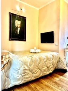 a bedroom with a bed with a portrait of a man at Boutique Hotel L'Imperatrice -Vicinissimi a Valdichiana Designer Village- in Foiano della Chiana