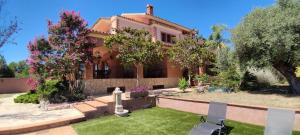 a house with a yard with chairs and trees at Villa Merce in Botarell