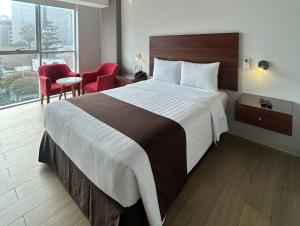 a hotel room with a large bed and a window at Hotel Inclan in Lima