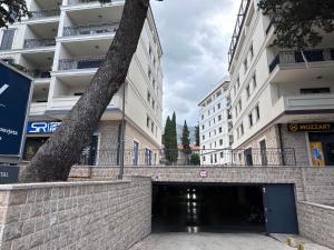 un tunnel nel mezzo di una città con edifici di Apartman Mango & Mia a Trebinje