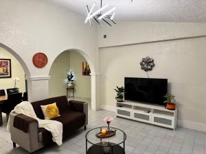 a living room with a couch and a flat screen tv at Casa Flores in Río Blanco