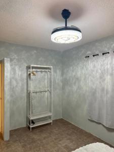 a room with a shower and a ceiling at Casa Flores in Río Blanco