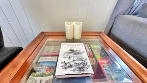 a table with books and vases on top of it at Lofotenfeeling, Haverringen Panorama in Vestvågøya