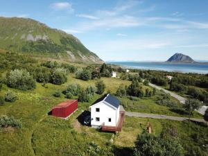 an aerial view of a small white house on a hill at Lofotenfeeling, Haverringen Panorama in Vestvågøya