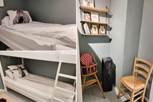 a room with two bunk beds and a chair at Lofotenfeeling, Haverringen Panorama in Vestvågøya
