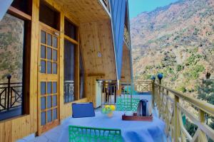 a balcony with a view of a mountain at Clifton Chapter Cottage Tirthan in Banjār