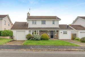 a white house with a yard at 3 Bed in Georgeham oc-halcy in Georgeham