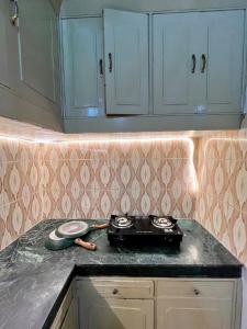 a kitchen counter with a stove top in a kitchen at Himora in Gupta Kāshi