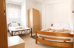 a bedroom with a large bed and a table at Tropical apartment in Flogita