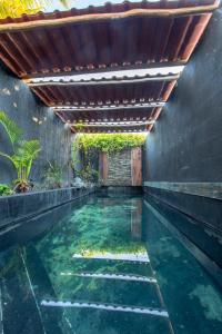 a pool of water with a wooden ceiling at Puerto del Cielo in Chuburná