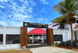 a hotel with motorcycles parked in front of a building at Hôtel villa blanca in Lomé