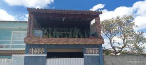 a building with a balcony on top of it at Hospedagem Dorna Itaguaí Casa 6B in Itaguaí