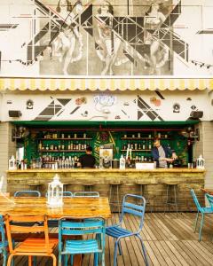 ein Restaurant mit Tischen, Stühlen und einer Bar in der Unterkunft Hotel Hugo in New York