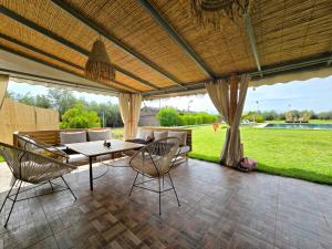 an outdoor patio with a table and chairs at Admylla in Sraghna
