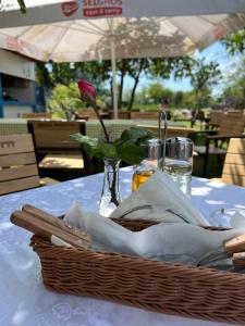 a table with a basket of napkins on a table at Casa 9 in Sfântu Gheorghe