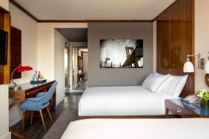 ein Hotelzimmer mit zwei Betten und einem Schreibtisch in der Unterkunft Hotel Hugo in New York + 38 Fotos