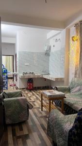 ein Wohnzimmer mit Sofa und Tisch in der Unterkunft Backpackers nest in Dirang Dzong