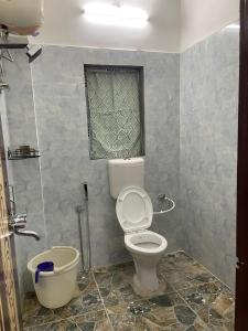 ein Badezimmer mit Toilette und Fenster in der Unterkunft Backpackers nest in Dirang Dzong