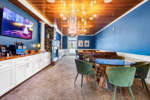 a dining room with a table and chairs at Stone Park Ellsworth-Bar Harbor in Ellsworth
