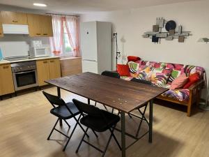 a kitchen and living room with a wooden table and chairs at La Casonna - Aluenda in El Frasno
