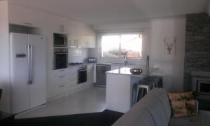 Kuchyň nebo kuchyňský kout v ubytování Jindabyne Guest House