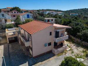 a white house with a red roof at Apartman Lito in Ražanj