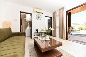a living room with a couch and a coffee table at Apartman Lito in Ražanj
